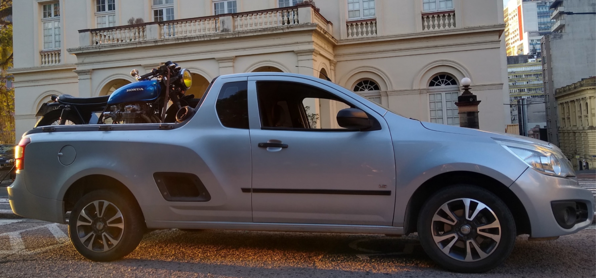 caminhonete cinza com moto honda estradeira azul em cima, guincho de motos em porto alegre